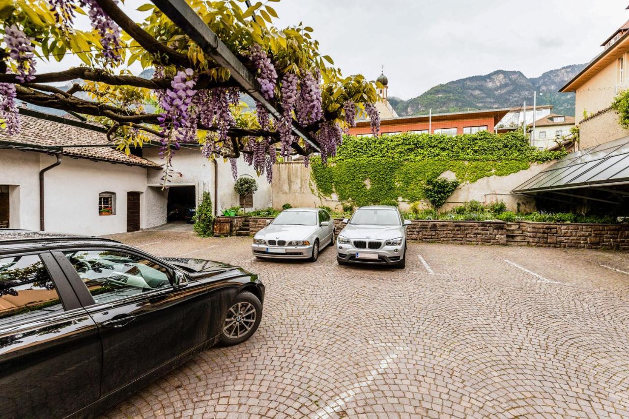 Weisses Roessl Hotel Caldaro Luaran gambar