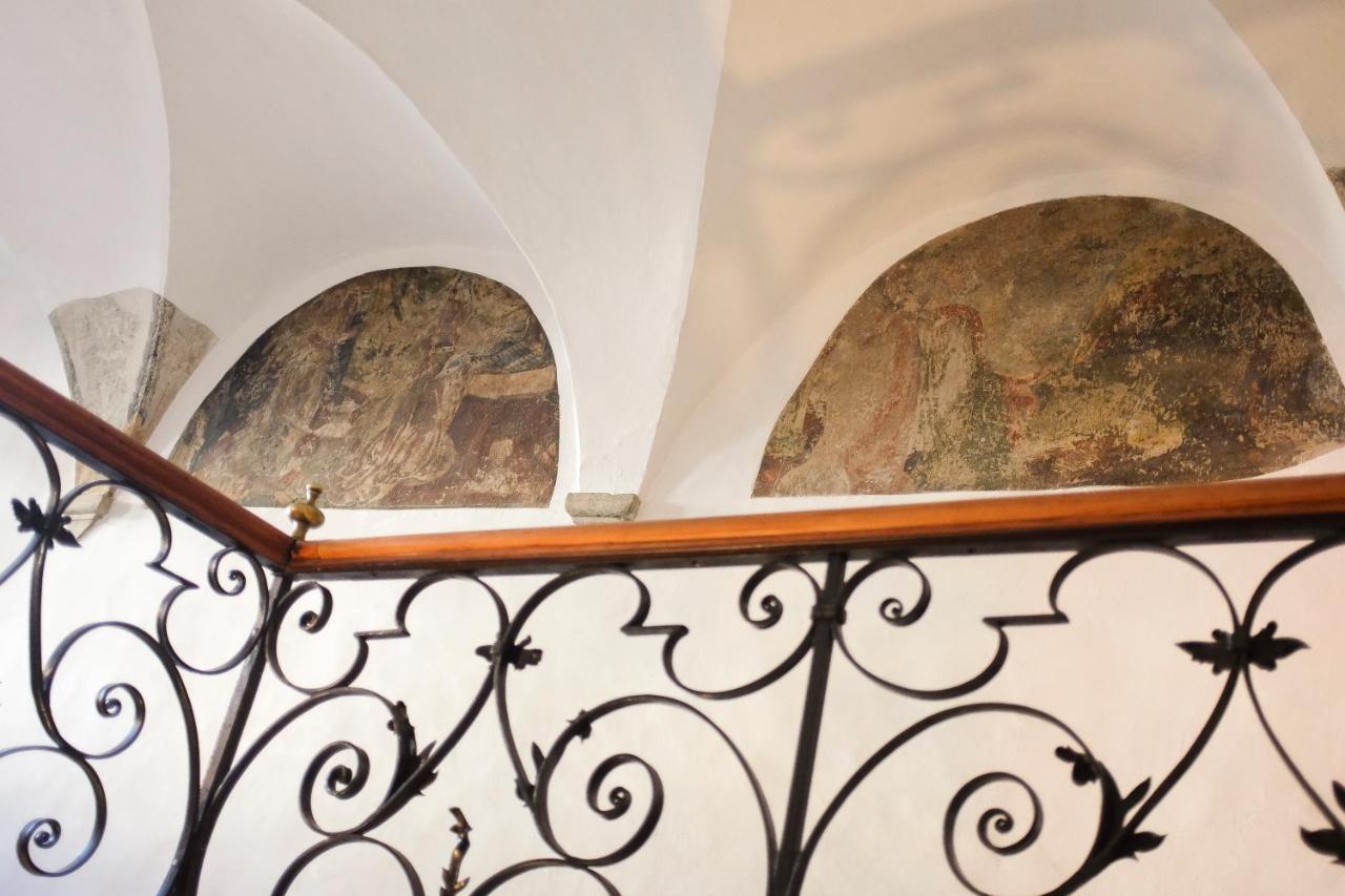 Weisses Roessl Hotel Caldaro Luaran gambar