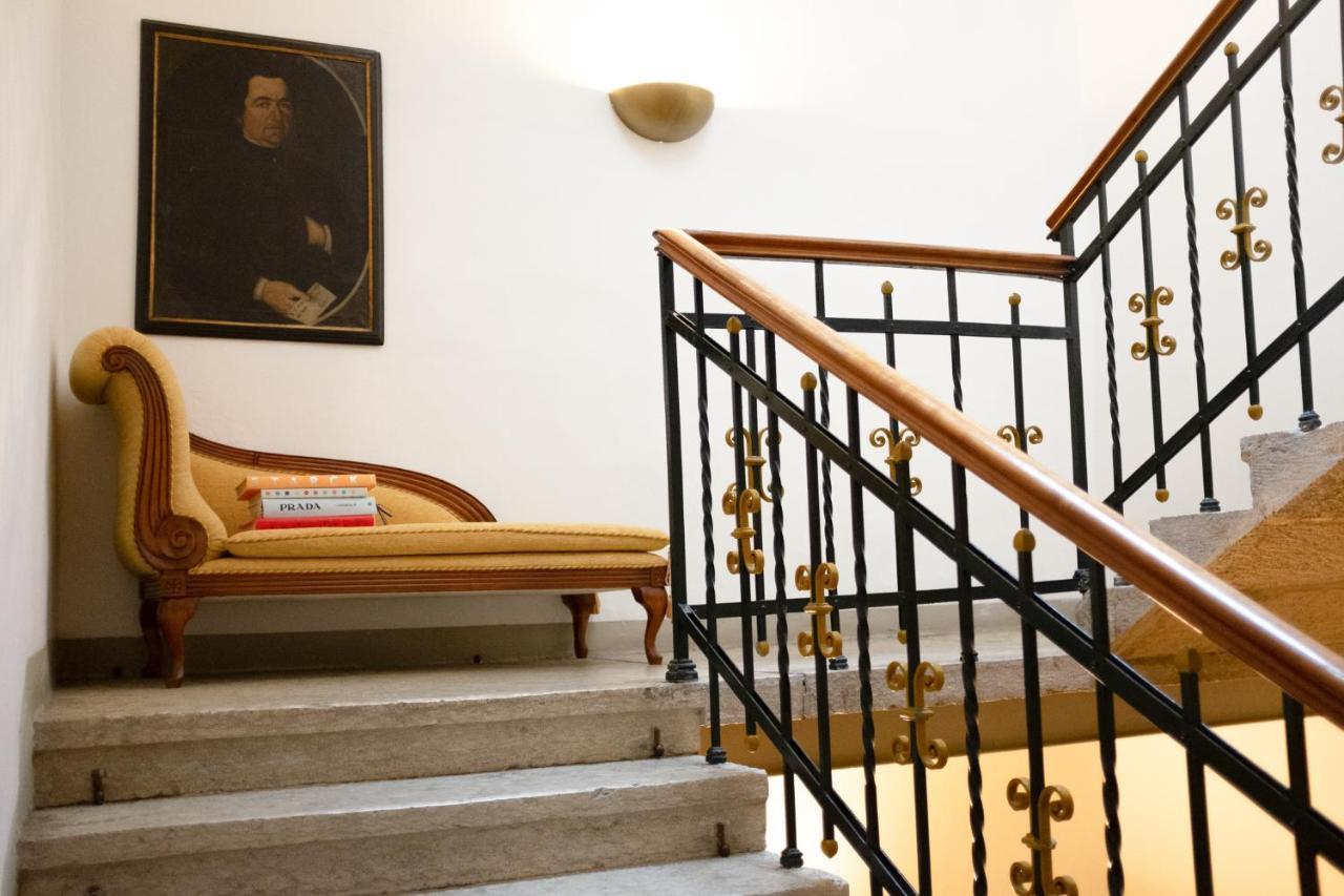 Weisses Roessl Hotel Caldaro Luaran gambar