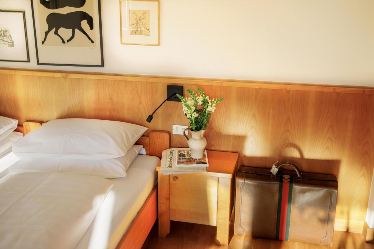 Weisses Roessl Hotel Caldaro Luaran gambar