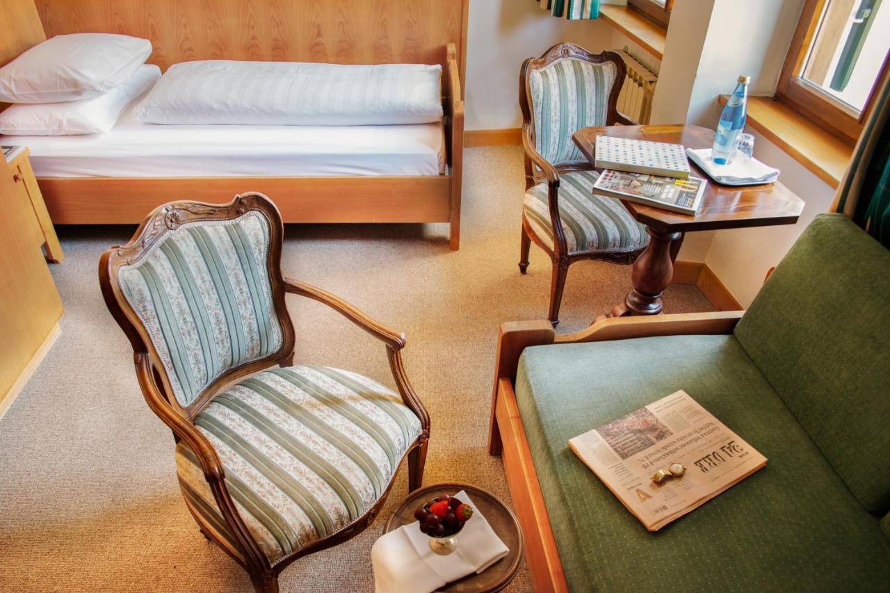 Weisses Roessl Hotel Caldaro Luaran gambar