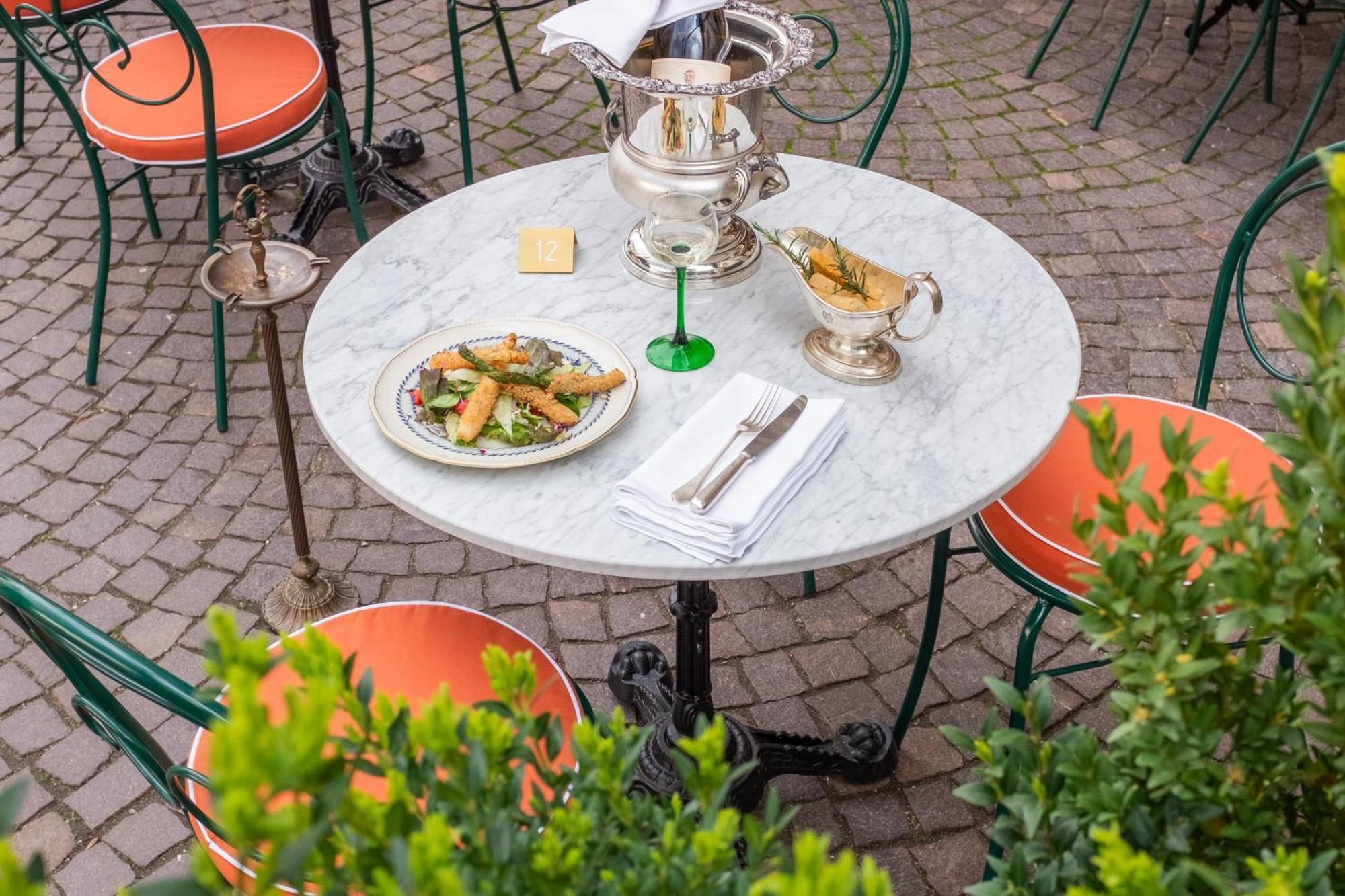 Weisses Roessl Hotel Caldaro Luaran gambar